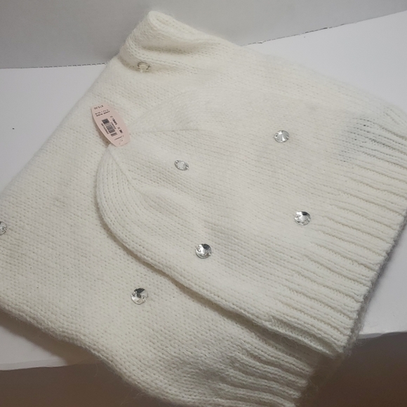 Victoria's Secret off-white being scarf and beanie - Picture 2 of 3